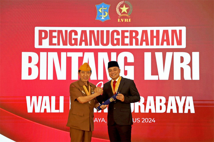 ekjen DPP LVRI, Laksamana Madya TNI Purnawirawan, Djoko Sumaryono menyerahkan Pengharaan Tertinggi Bintang LVRI kepada Wali Kota Eri Cahyadi. (Istimewa) - Image