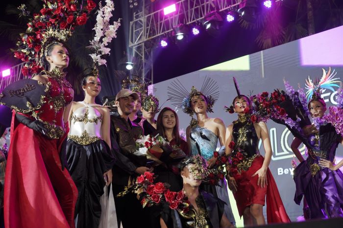 Karya-karya desainer lokal kolaborasi dengan Royale Parfum Series by SoKlin tampil di JFC 2024.(Istimewa) - Image