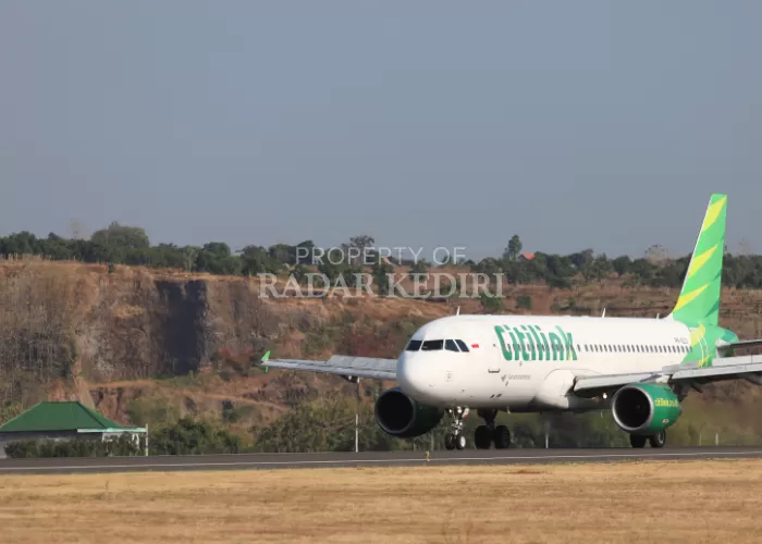 PERLUAS LAYANAN: Pesawat Citilink mendarat di Bandara Dhoho. Mulai September nanti, maskapai di bawah Garuda Indonesia itu akan melayani penerbangan umrah direct Kediri-Jeddah, Arab Saudi enam kali se - Image