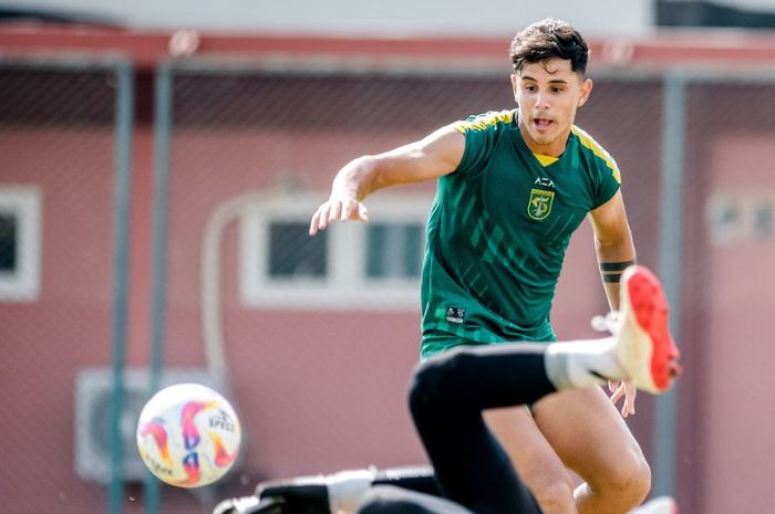 Bruno Moreira optimistis Persebaya Surabaya bisa berbicara banyak di papan atas Liga 1 Indonesia 2024/2025. (Instagram/@officialpersebaya) - Image
