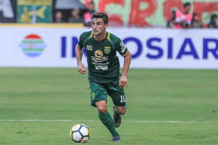 Robertino Pugliara jadi pemain pertama yang mengenakan nomor punggung 10 di Persebaya Surabaya sejak era Liga 1. (persebaya.id) - Image