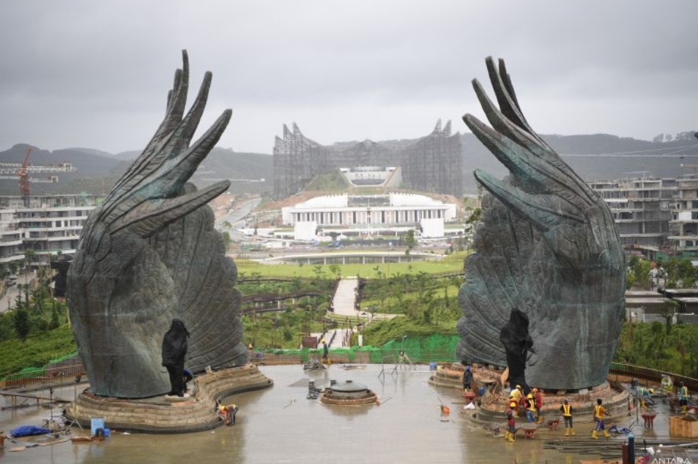 Sejumlah pekerja menyelesaikan pembangunan proyek Memorial Park di IKN, Penajam Paser Utara, Kalimantan Timur, Rabu (7/8/2024). - Image