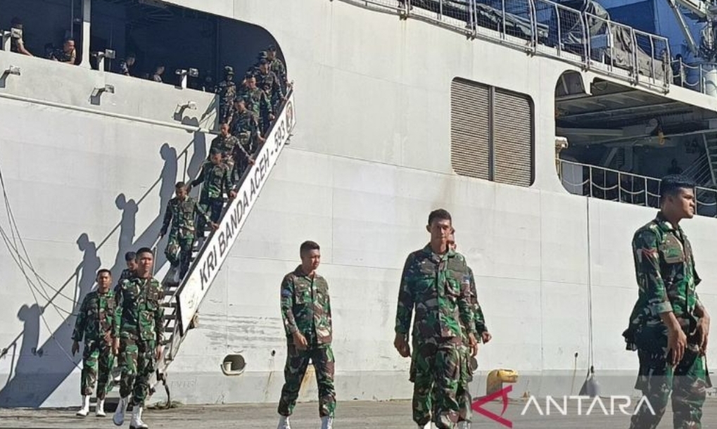 Sejumlah prajurit TNI dan Polri untuk upacara HUT Ke-79 RI di IKN yang diangkut menggunakan KRI Banda Aceh-593 tiba di Pelabuhan Semayang, Balikpapan. (ANTARA/Ahmad Rifandi) - Image