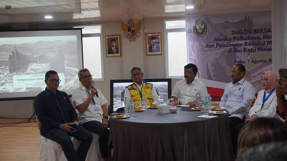 Dirjen IKP Kemenkominfo Usman Kansong bersama Menkopolhukam Hadi Tjahjanto, dan pihak Otorita IKN dalam acara temu pemred media massa di IKN, Rabu (7/8). (Edy Pramana/JawaPos.com) - Image