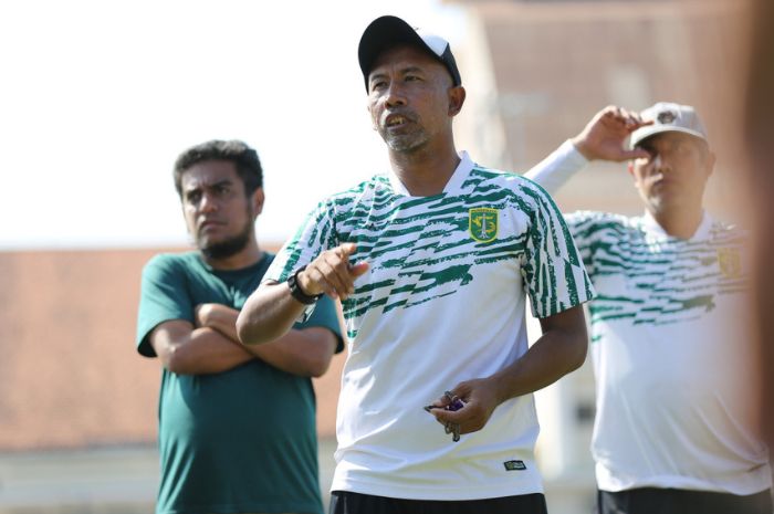Uston Nawawi kini jadi asisten pelatih Persebaya Surabaya bersama Paul Munster meraih kejayaan di Liga 1 Indonesia. (persebaya.id) - Image