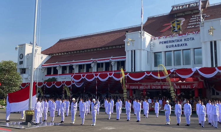 Pemerintah Kota (Pemkot) Surabaya sedang melakukan berbagai persiapan untuk upacara peringatan Hari Ulang Tahun (HUT) ke-79 RI. - Image