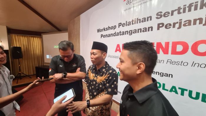 Dari kanan, Ketua Apkrindo Jatim Ferry Setiawan bersama Ketua BHNU Abdul Hakam Aqsho dan tim Apkrindo Jatim di Surabaya. (Dimas Nur Apriyanto/JawaPos.com) - Image