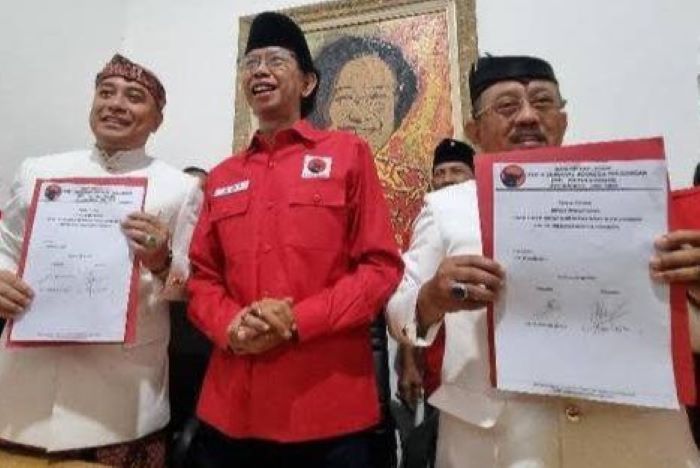 Wali Kota Surabaya Eri Cahyadi, Ketua DPRD Surabaya Adi Sutarwijono, dan Wakil Wali Kota Surabaya Armuji, di DPC PDIP Surabaya. (Istimewa) - Image
