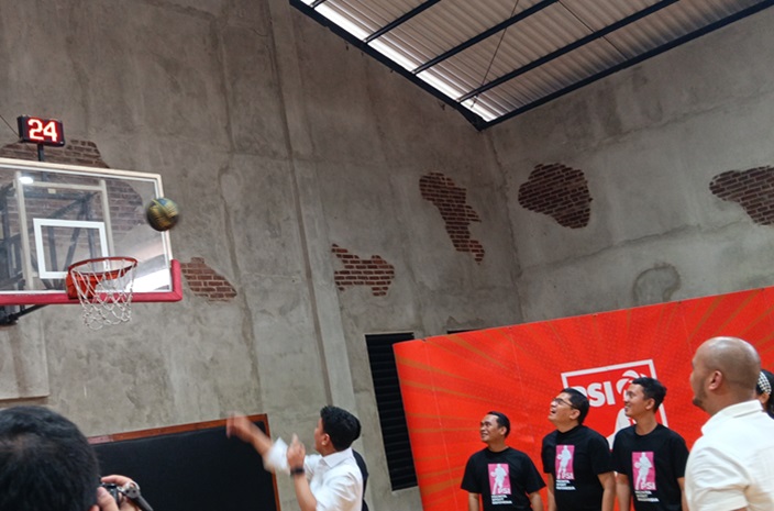 pemberian surat rekomendasi diberikan sambil bermain basket di Brick House, Kalibata Utara, Jakarta Selatan. (Royyan/JawaPos.com) - Image