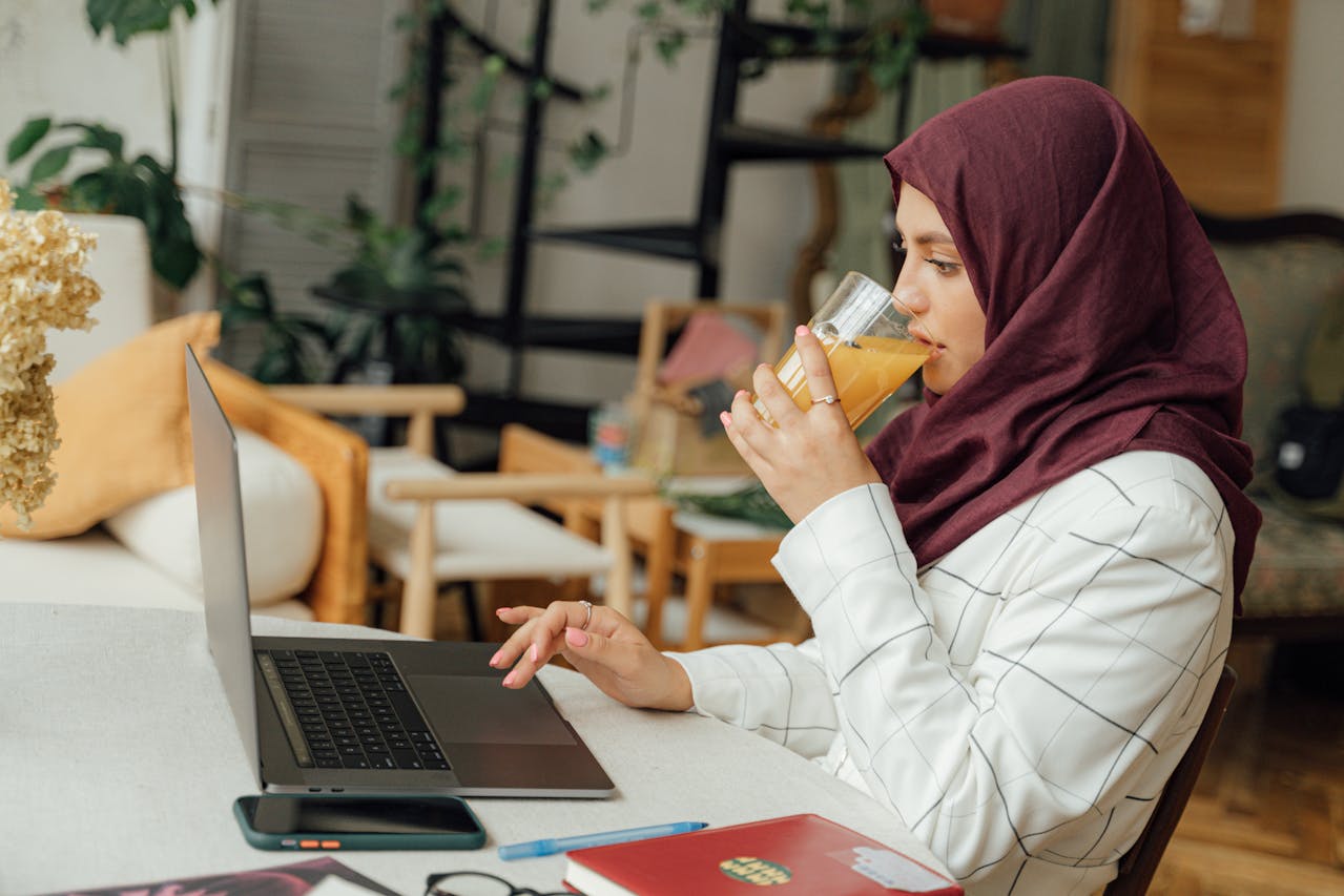Weton yang paling cepat sukses, banyak rezeki dan karirnya akan meroket menurut Primbon Jawa. (Pexels/Antoni Shkraba) - Image