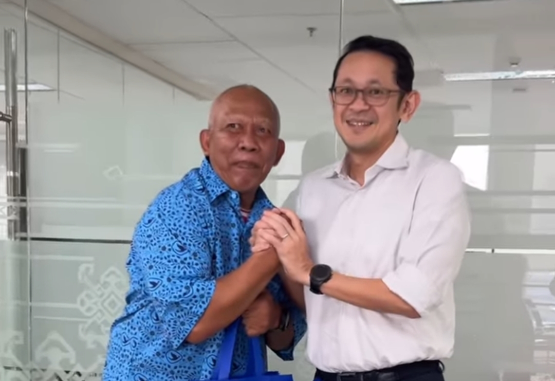 Direktur Utama PT Blue Bird Tbk, Adrianto Djokosoetono memberikan apresiasi kepada Samsuri, driver Bluebird yang viral di media sosial saat membantu rekan yang hampir pingsan. (Instagram CEO Bluebird) - Image