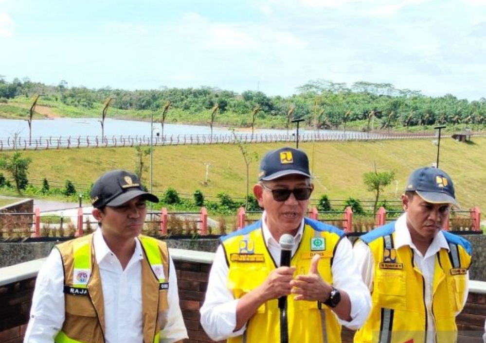 Ketua Satgas Pelaksanaan Pembangunan Infrastruktur IKN Danis H. Sumadilaga di Bendungan Sepaku Semoi, Penajam Paser Utara, Kalimantan Timur, Jumat (9/8/2024). ANTARA/Aji Cakti - Image