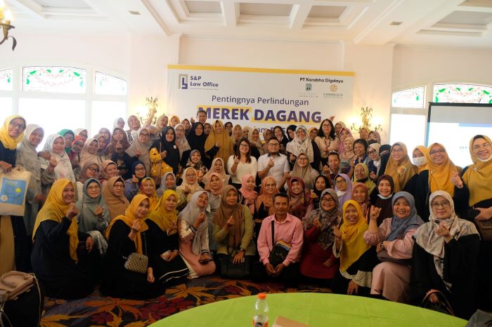 Pelaku usaha di Kota Depok diberikan pembinaan oleh PT Karabha Digdaya. (Febry Ferdian/Jawa Pos) - Image