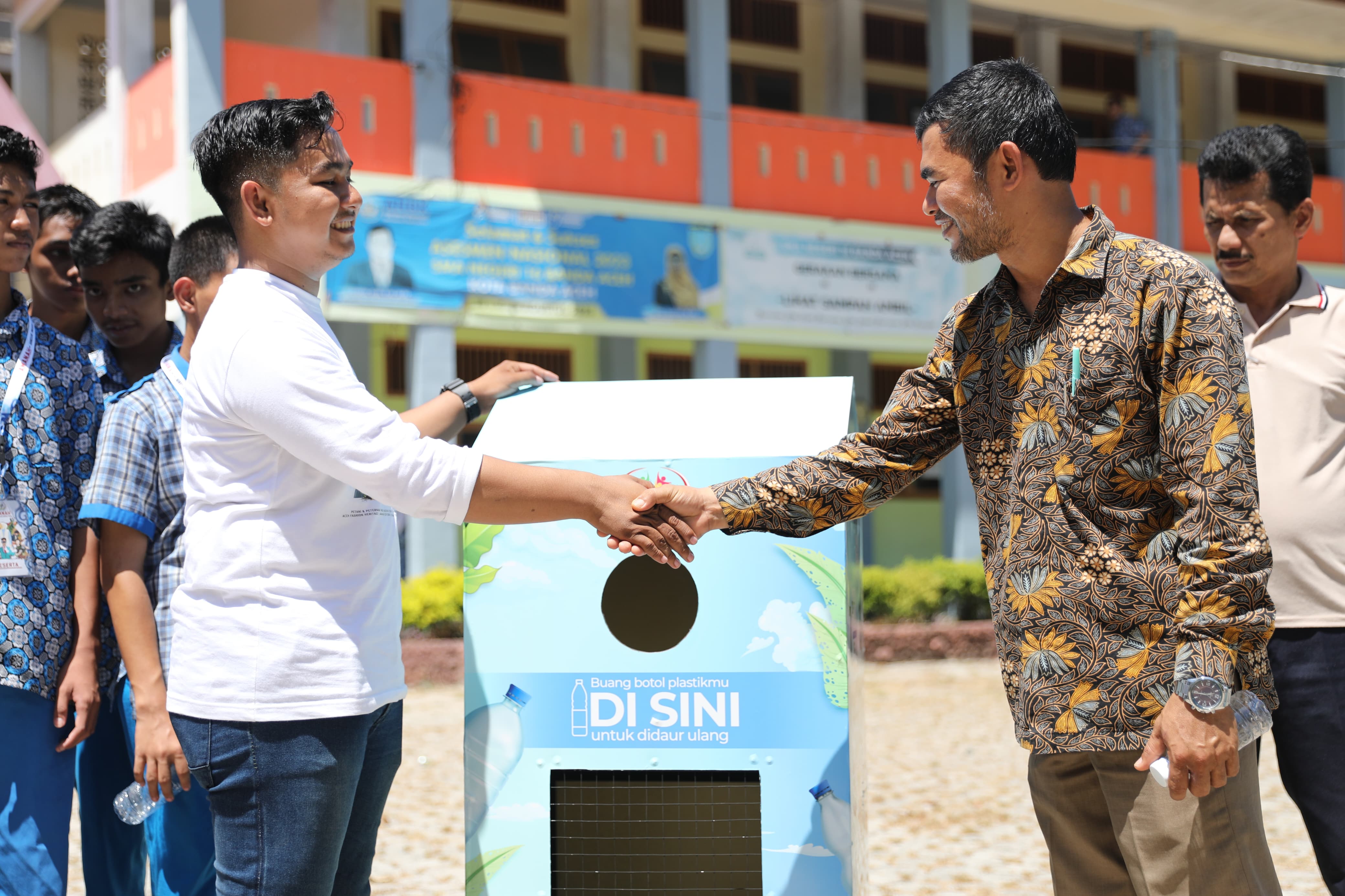Para siswa tidak hanya diingatkan untuk membuang sampah pada tempatnya. (Istimewa) - Image