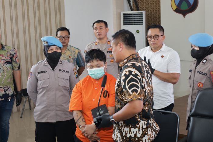 Pelaku pembunuhan perempuan terlilit kabel USB. (Polrestabes Surabaya) - Image
