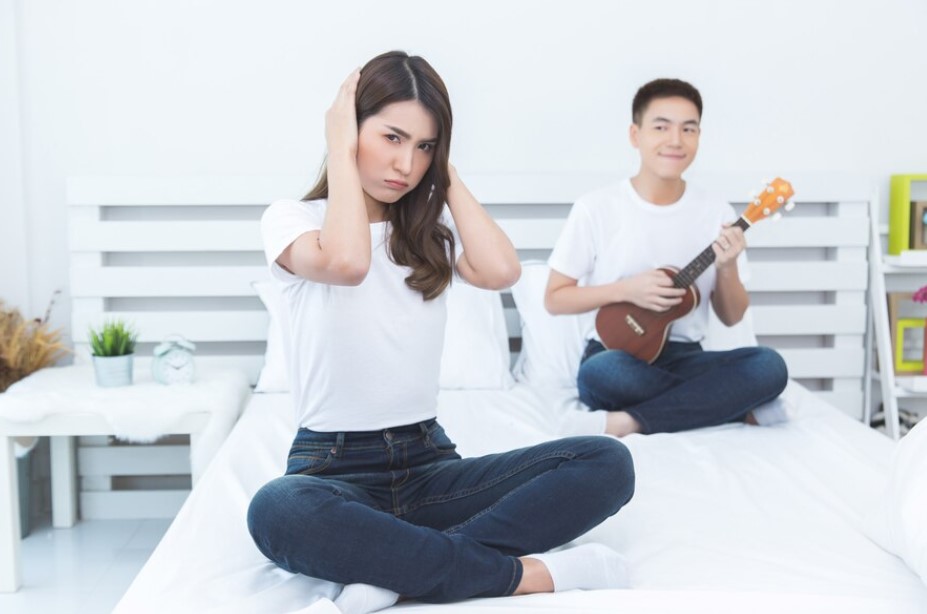 Sepasang kekasih yang sedang duduk bersama./Freepik - Image