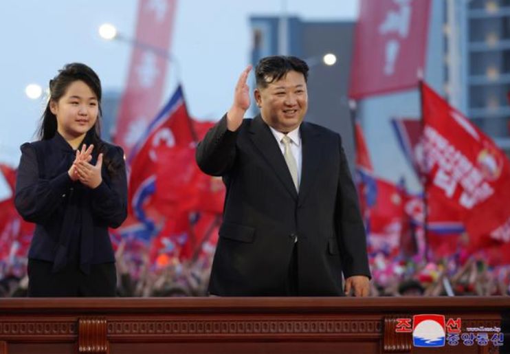 Pemimpin Korea Utara Kim Jong Un (kanan) dan putrinya Kim Ju Ae (kiri), menghadiri upacara peresmian jalan baru (14/5) - Image