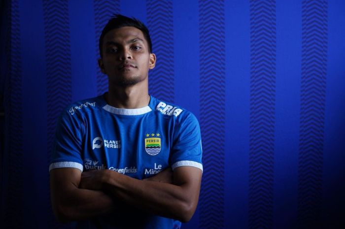 Rachmat Irianto bertransformasi jadi salah satu gelandang bertahan terbaik Liga 1 Indonesia dan berhasil juara bersama Persib Bandung di Liga 1 Indonesia 2023/2024. (Instagram/@rachmatirianto) - Image