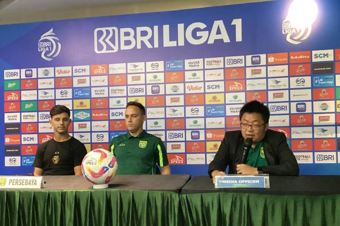 Paul Munster dan Bruno Moreira tak sabar dengan aksi koreografi Bonek di Stadion Gelora Bung Tomo di laga kontra PSS Sleman. (Moch. Rizky Pratama Putra/JawaPos.com) - Image