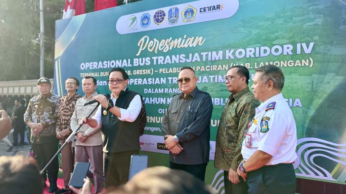 Pj Gubernur Jawa Timur Adhy Karyono me-launching bus Trans Jatim Koridor IV rute Terminal Bunder Gresik-Pelabuhan Paciran Lamongan. (Pemprov Jatim) - Image
