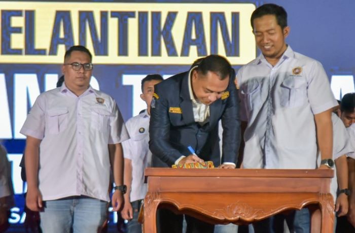 Ketua Karang Taruna Surabaya Febryan Kiswanto (kanan) dan Wali Kota Surabaya Eri Cahyadi. (Istimewa) - Image