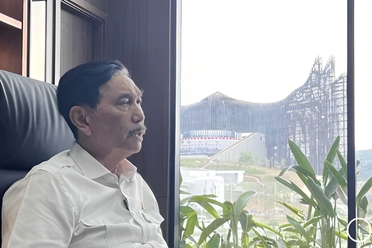 Menteri Koordinator Bidang Kemaritiman dan Investasi Luhut Binsar Pandjaitan menempati salah satu ruangan yang dipersiapkan untuk menteri di Gedung Kementerian Koordinator 1 di Ibu Kota Nusantara. - Image