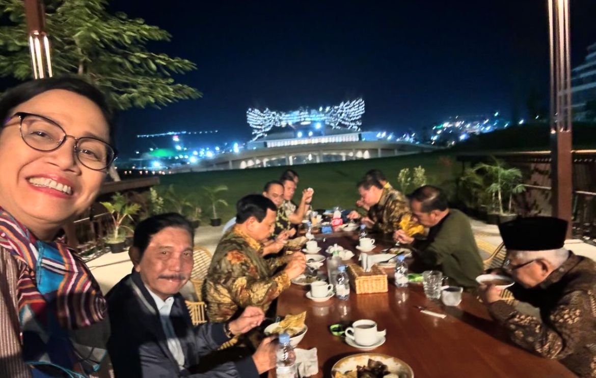 Momen Sri Mulyani makan bakso bareng Presiden Jokowi dan kabinet Indonesia Maju, Minggu (11/8). (Instagram @smindrawati) - Image