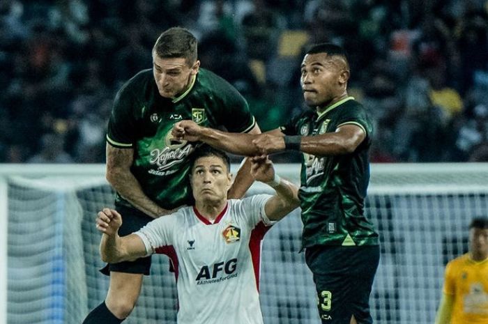 Kemampuan duel udara yang dimiliki oleh Slavko Damjanovic bisa jadi andalan untuk memecah kebuntuan Persebaya Surabaya kontra PSS Sleman. (Instagram/@slavko_23) - Image