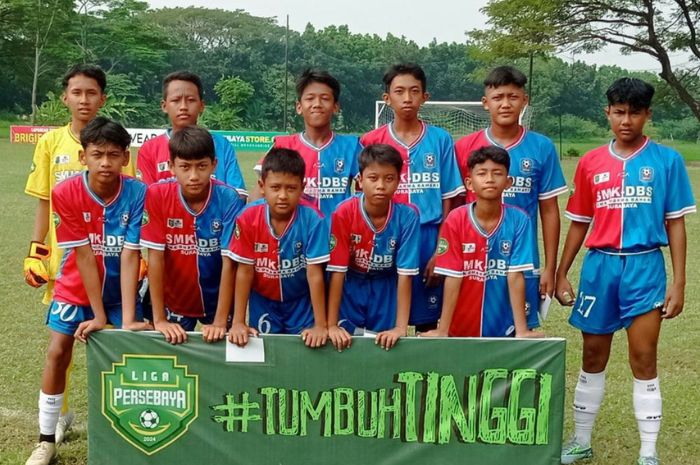 Pemain Fatahillah 354 berfoto bersama sebelum menjalani laga di Liga Persebaya. (persebaya.id) - Image