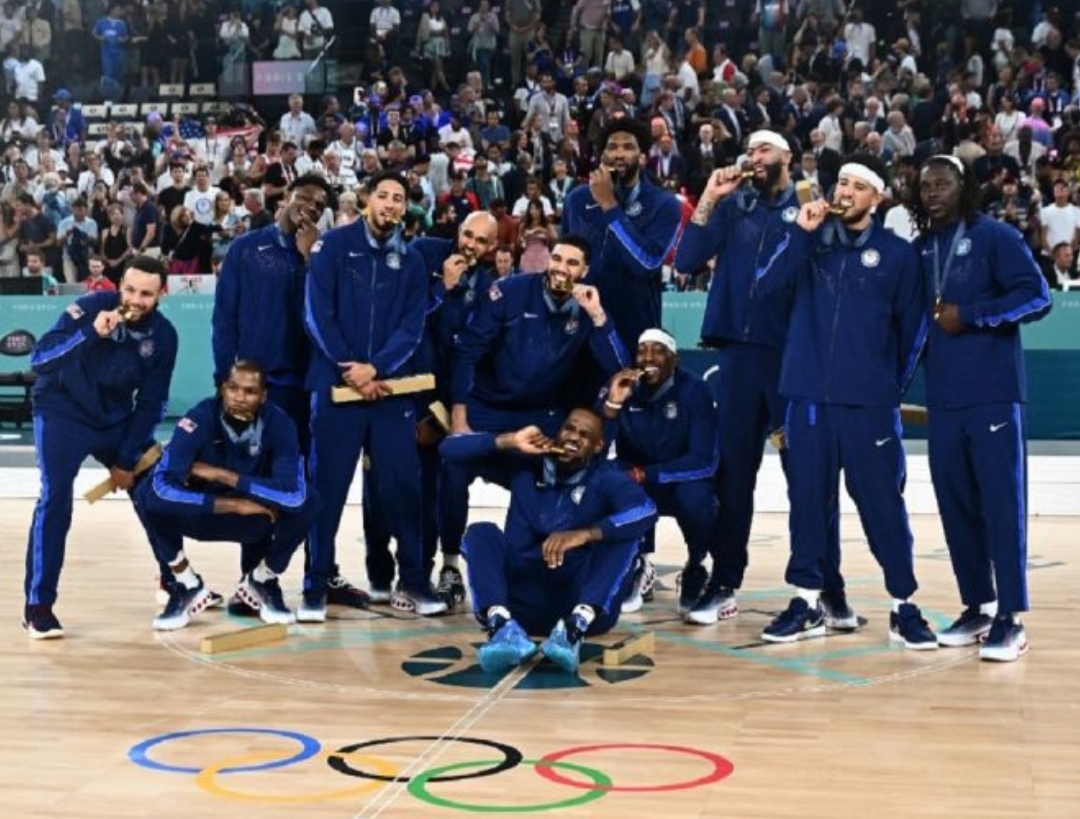Tim Bola Basket Putra AS meraih emas usai mengalahkan tim tuan rumah Prancis 98-87 dalam Olimpiade Paris 2024. (ANTARA/AFP/ARIS MESSINIS) - Image
