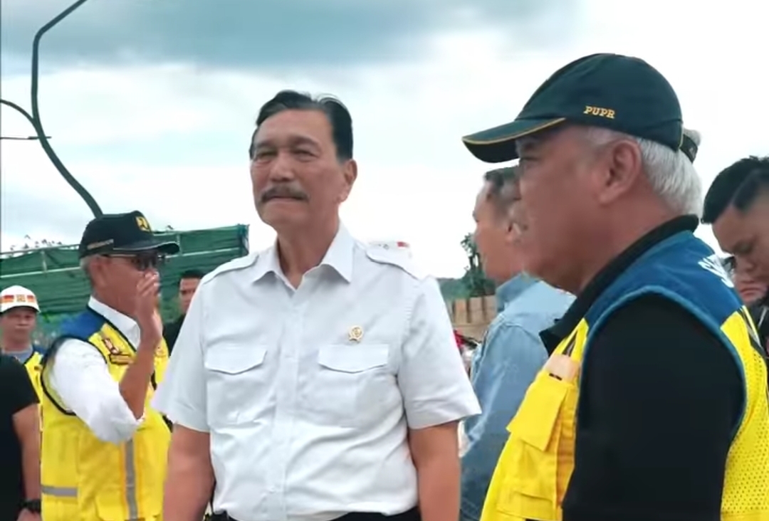 Menko Marvest Luhut Binsar Pandjaitan (dua dari kanan) bersama Menteri PUPR Basuki Hadimuljono (kanan) di IKN, Minggu (11/8). (Instagram @luhut.pandjaitan) - Image