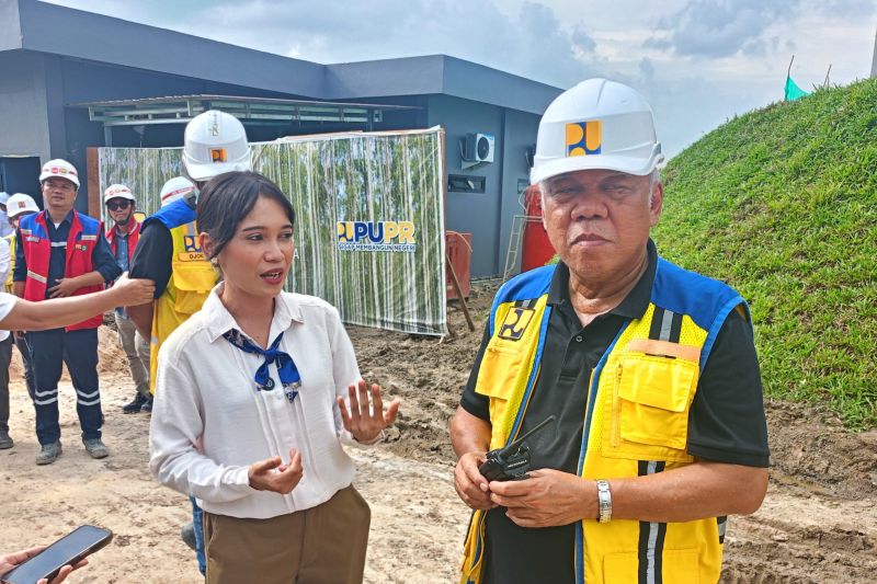Menteri PUPR Basuki Hadimuljono (kanan) di Intake Sepaku, Kalimantan Timur, Minggu (11/8). (ANTARA/Rangga Pandu Asmara Jingga) - Image