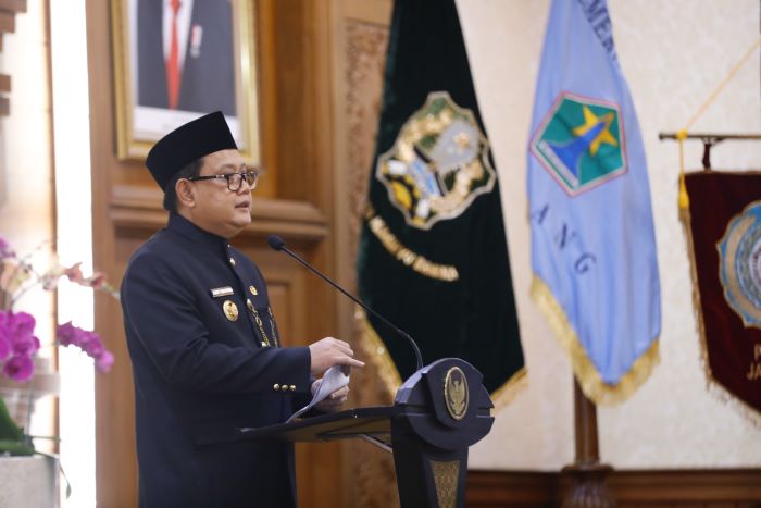 Pj Gubernur Jawa Timur Adhy Karyono melantik Iwan Kurniawan sebagai Pj Wali Kota Malang dan Nizhamul sebagai Pj Bupati Magetan di Gedung Negara Grahadi, Surabaya. (Pemprov Jatim) - Image