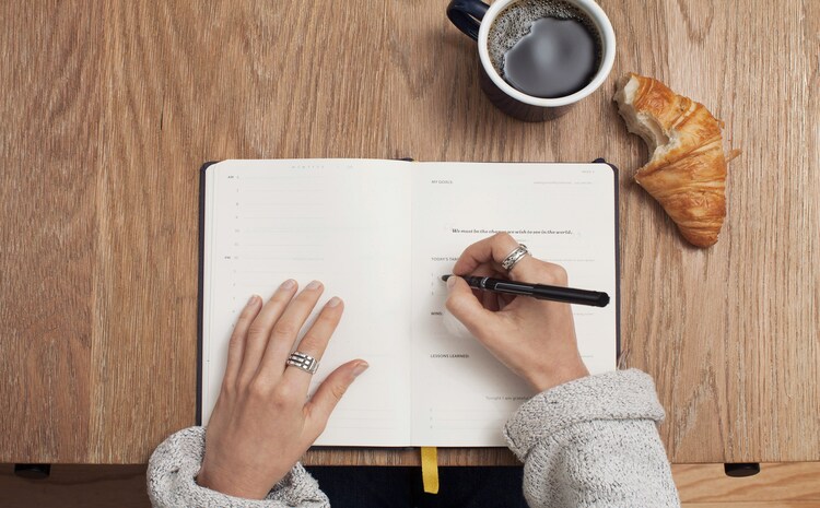 Ilustrasi orang yang menulis jurnal manifestasi. (Unsplash.com/CathrynLavery) - Image