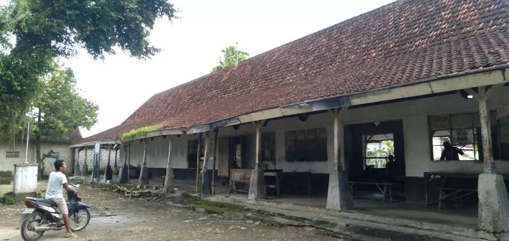 Bekas Stasiun Jatirogo di Desa Wotsogo, Kecamatan Jatirogo, Kabupaten Tuban, Jawa Timur. (Dwi Setiyawan/Radar Bonang) - Image
