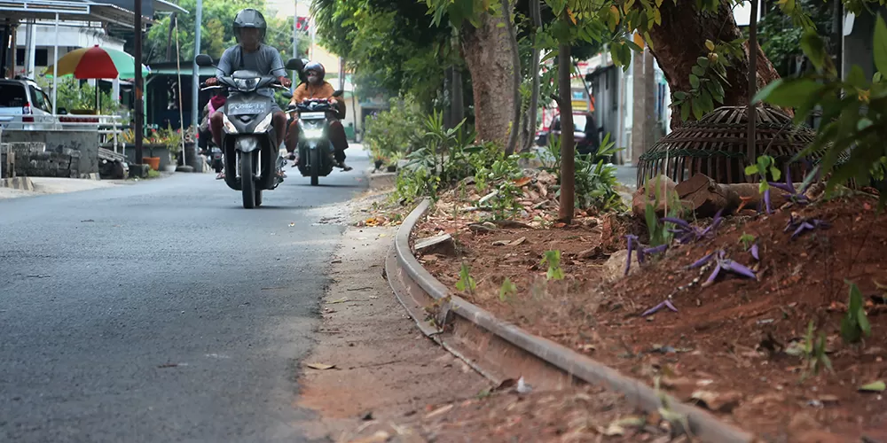 Jalur rel kereta api di sepanjang Kelurahan Kebonsari, Kecamatan Tuban yang sudah banyak berdiri bangunan. RADAR TUBAN - Image