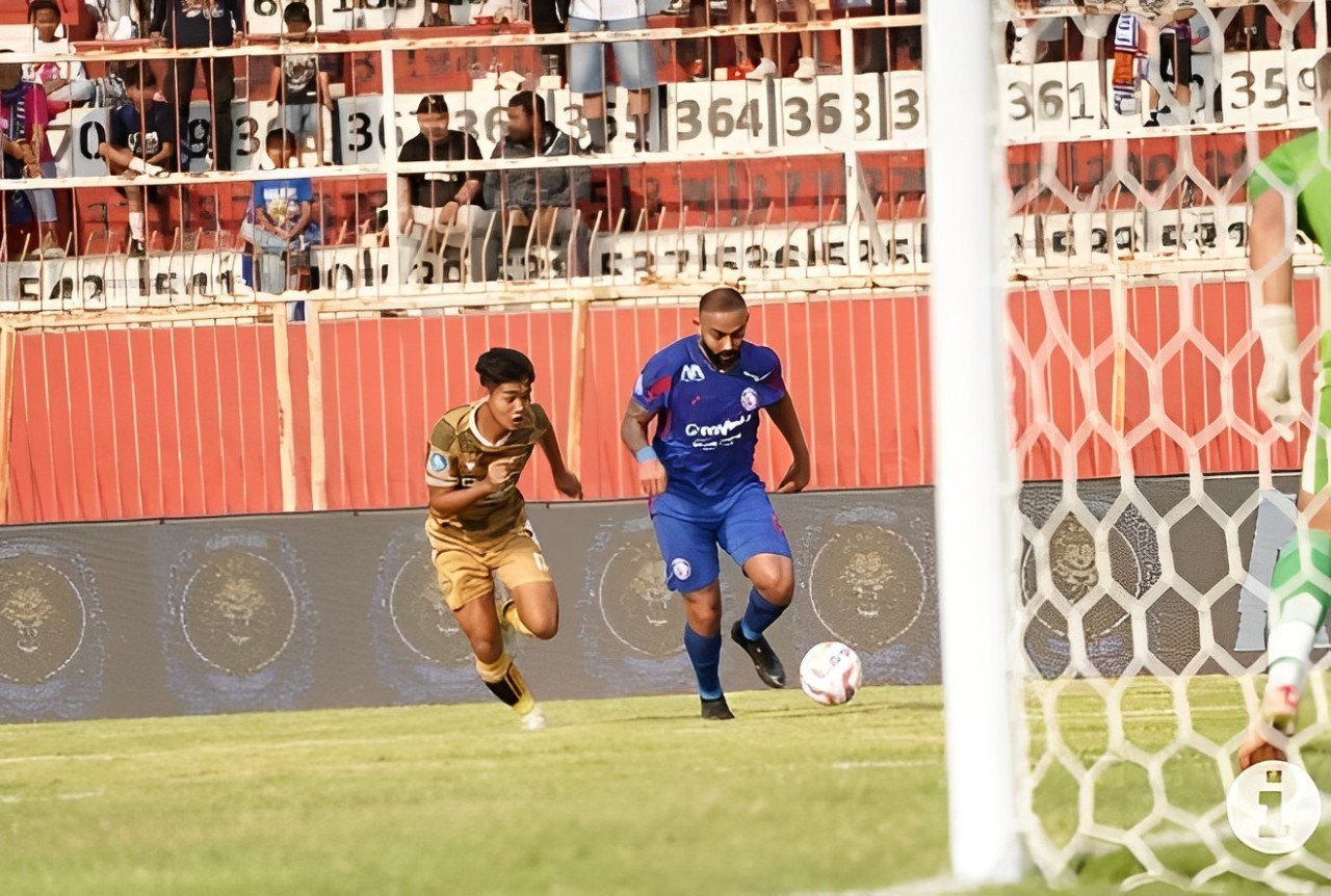 Duel antara Arema FC menghadapi Dewa United di Stadion Soepriadi Kota Blitar berakhir imbang 0-0. (Antara) - Image