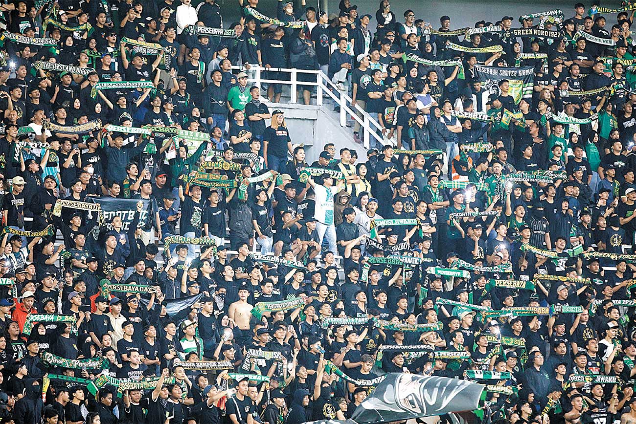 FULL: Bonek memadati tribun Stadion Gelora Bung Tomo, Surabaya, saat Persebaya Surabaya menjamu PSS Sleman tadi malam. (ANGGER BONDAN/JAWA POS) - Image