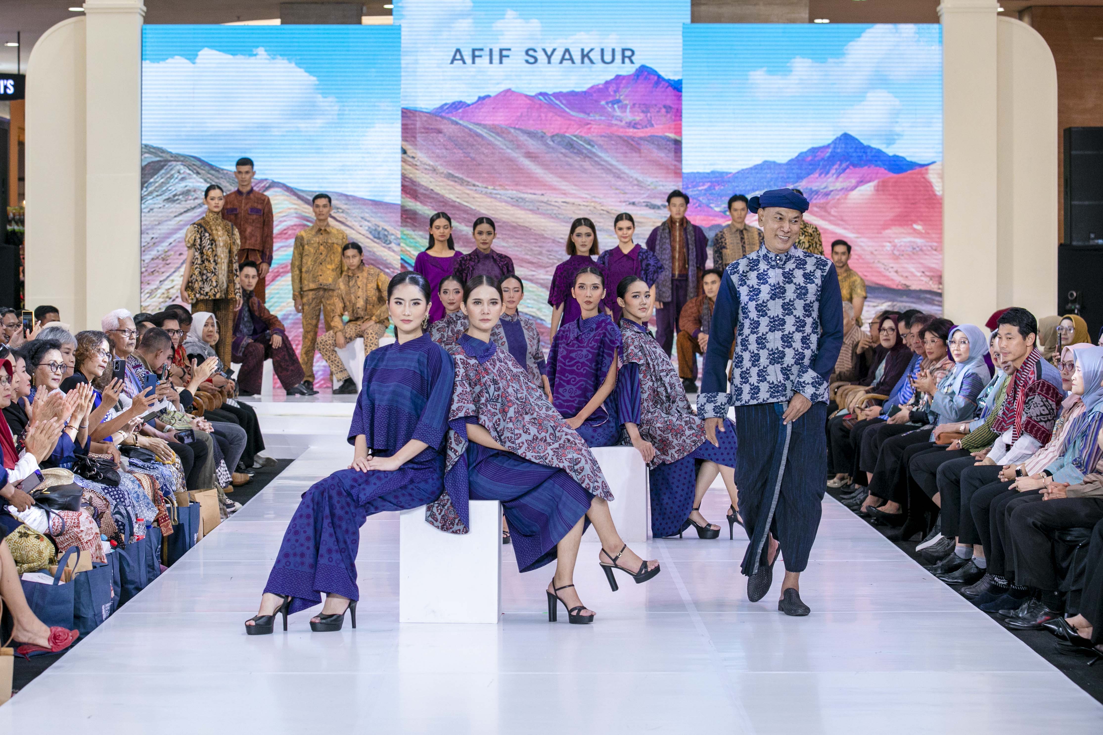 Desainer Afif Syakur menyuguhkan napas batik yang berbeda dalam perhelatan Jogja Fashion Trend (JFT) 2024, Minggu (11/8). (IST) - Image
