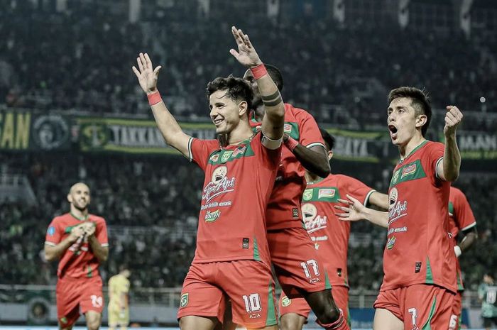 Bruno Moreira antarkan Persebaya Surabaya menembus papan atas Liga 1 Indonesia 2024/2025. (Instagram: @officialpersebaya) - Image