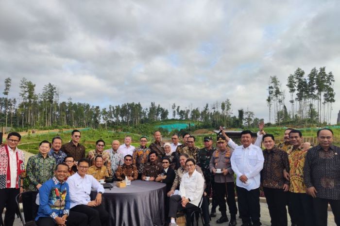 Para menteri Kabinet Indonesia Maju berfoto bersama di area embung Ibu Kota Nusantara, Kalimantan Timur, Senin. (Mentari Dwi Gayati/Antara) - Image