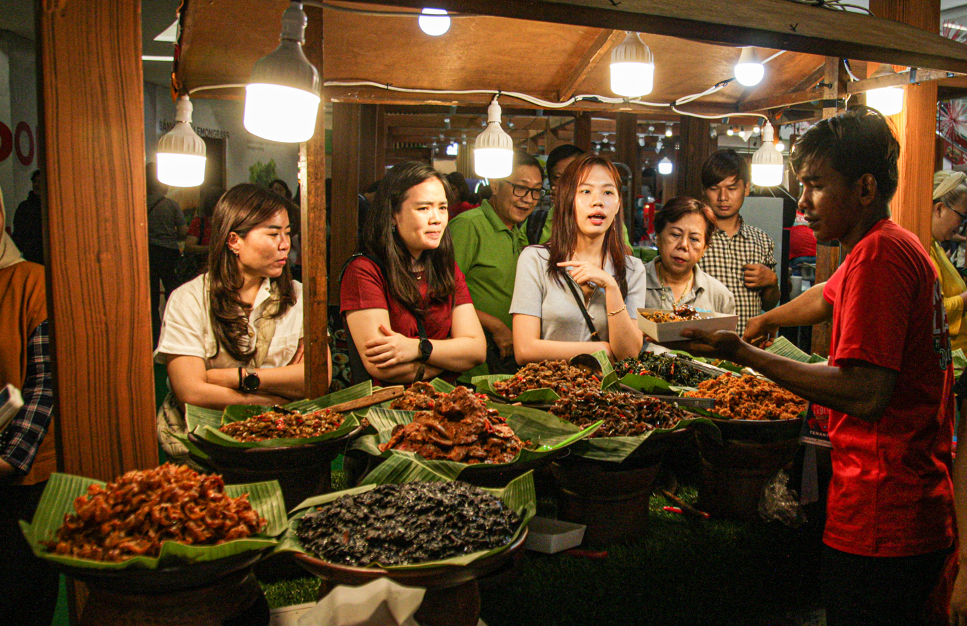 Sejumlah pengunjung berbelanja kuliner di even Kampoeng Legenda di Mall Ciputra, Jakarta, Kamis (08/08/2024). (Hanung Hambara/Jawa Pos) - Image