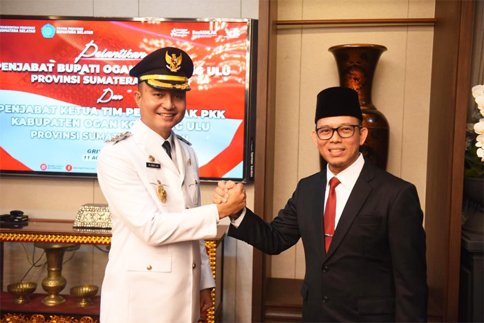 Penjabat (Pj) Sumsel Elen Setiadi, SH. M.S.E melantik Muhammad Iqbal Alisyahbana S.STP. M.M menjadi Pj Bupati Ogan Komering Ulu (OKU), di Griya Agung, Minggu, (11/8/2023) siang. (Istimewa). - Image