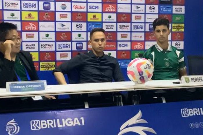 Paul Munster geram terhadap tindakan wasit yang dianggap terlalu lama dalam mengecek VAR dan mengambil keputusan di laga Persebaya vs PSS Minggu (11/8) malam. (Moch. Rizky Pratama Putra/Jawapos.com) - Image