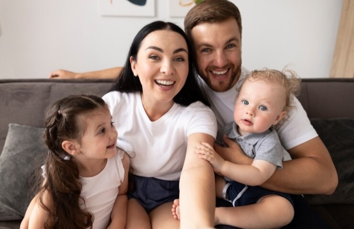 Ilustrasi anak dengan weton yang mampu membawa berkah besar dan kekayaan bagi orang tua, sehingga mereka dianggap mampu menyulap nasib keluarganya menjadi lebih cerah - Image