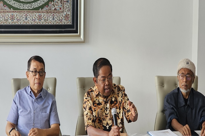 Ketua Dewan Pembina Bapilu Partai Golkar Idrus Marham saat menggelar konferensi pers menyikapi polemik mundurnya Airlangga Hartarto dari jabatan Ketua Umum Partai Golkar. (Ridwan/JawaPos.com) - Image