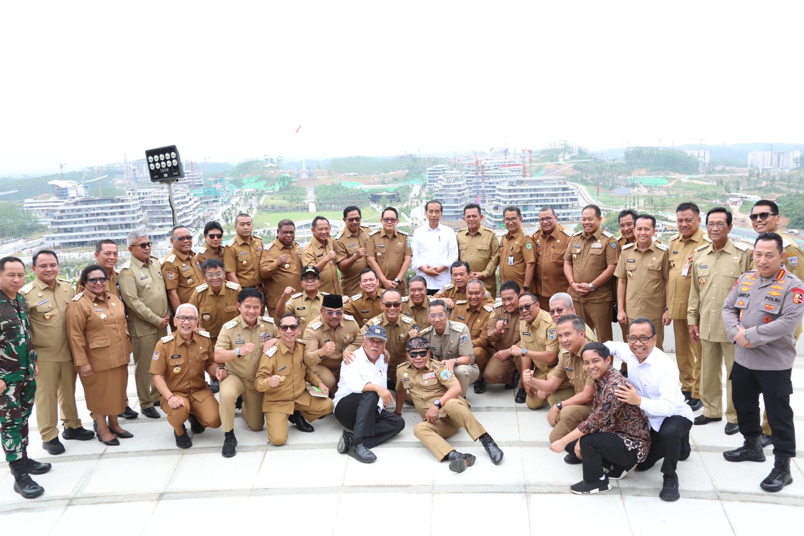 Presiden Joko Widodo (tengah) bersama gubernur se-Indonesia di Ibu Kota Nusantara (IKN), Kalimantan Timur, Selasa (13/8). (dok. Pemprov Kalimantan Timur) - Image