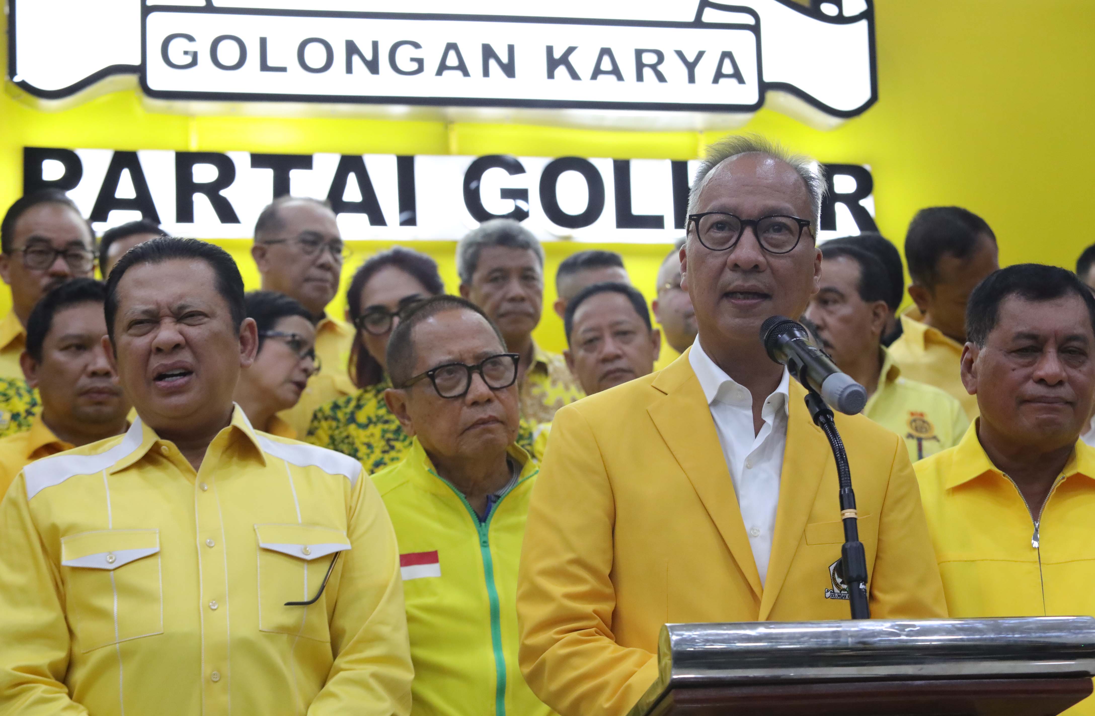 Plt Ketua Umum Partai Golkar Agus Gumiwang memberikan keterangan kepada wartawan usai Rapat Pleno DPP Partai Golkar di Gedung DPP Partai Golkar, Jakarta, Selasa (13/8/2024). (FEDRIK TARIGAN/ JAWA POS) - Image