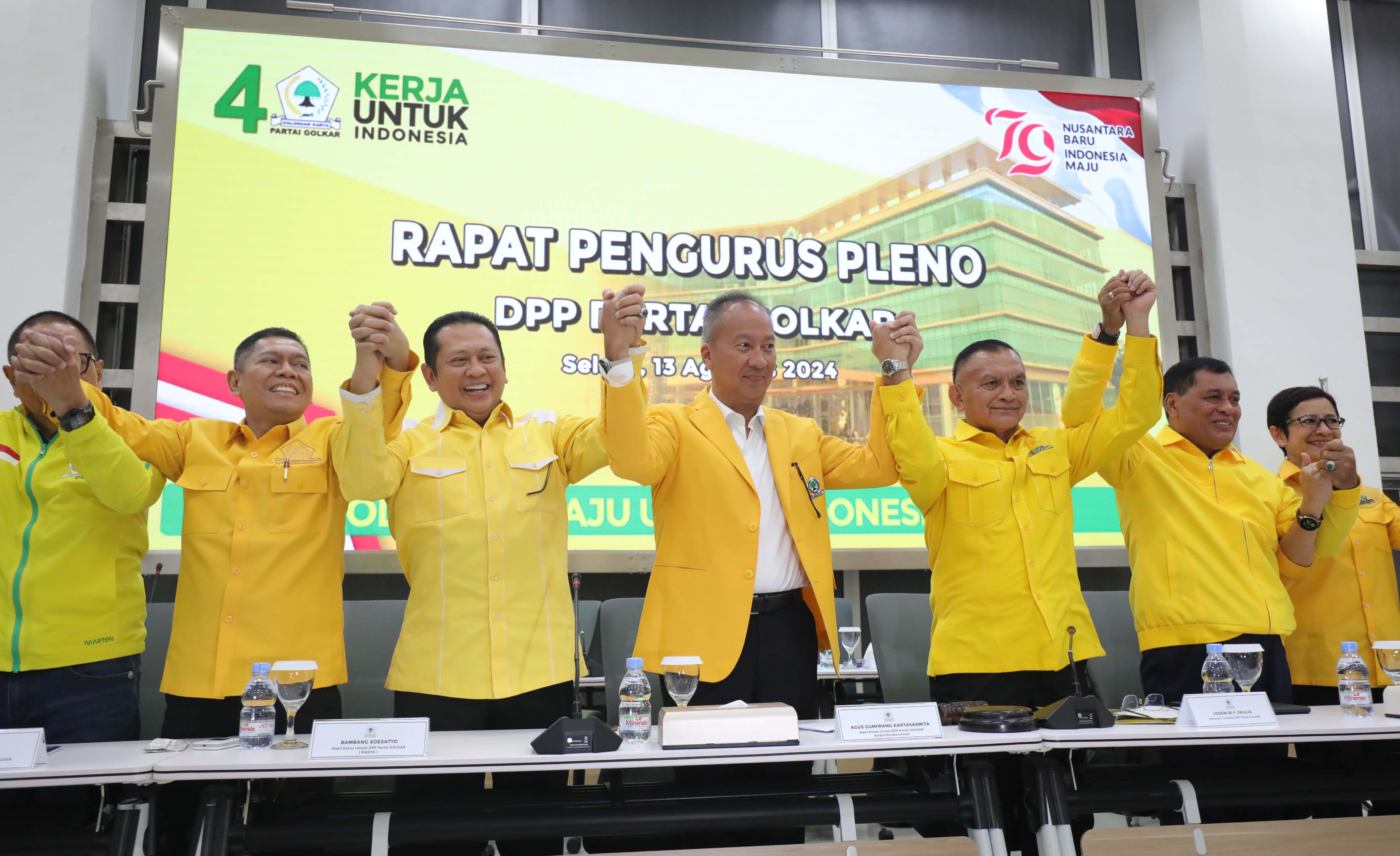Wakil Ketua Umum Partai Golkar Agus Gumiwang Kartasasmita (tengah) resmi terpilih sebagai Plt Ketua Umum Partai Golkar, Selasa (13/8). (FEDRIK TARIGAN/JAWA POS KORAN) - Image