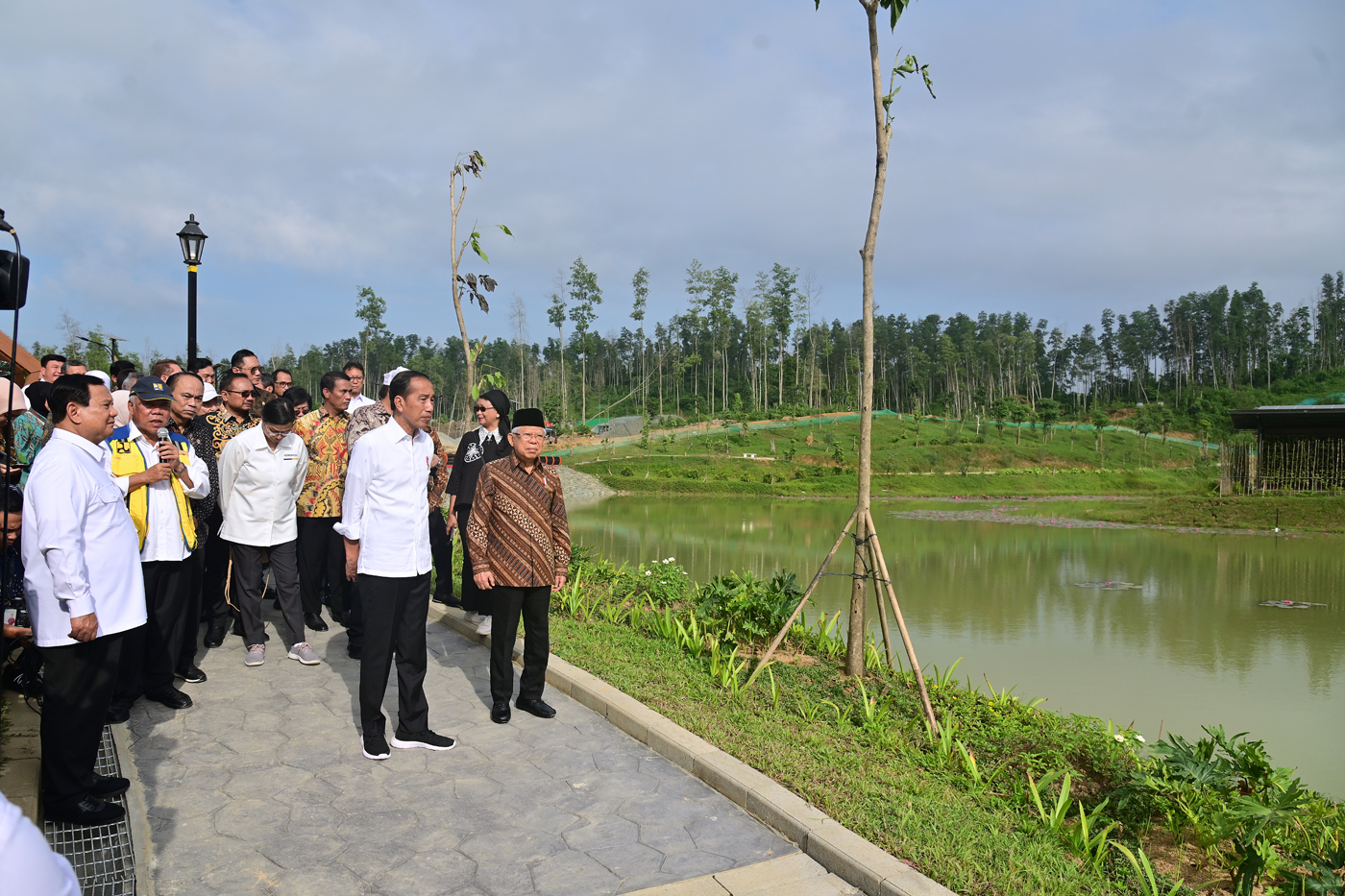 Presiden Joko Widodo berbincang bersama Wakil Presiden Ma - Image